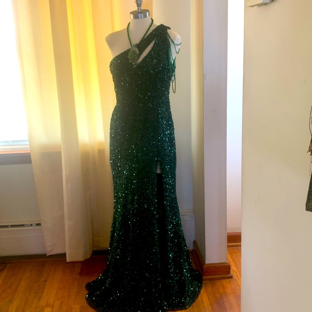 Prom dress very beautiful very comfortable. Size L or XL